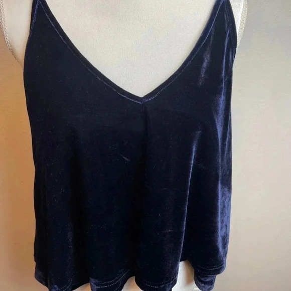 TOBI Relaxed and flowy silhouette with a sexy low back. Navy blue velour fabric. - Picture 6 of 10